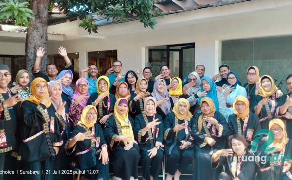 Dra. Hermin Sugianingsih Komunitas e-UKM Surabaya