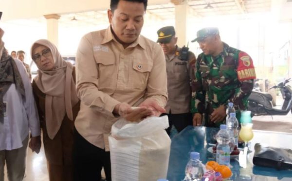 Bupati Subandi pantau penyaluran bantuan beras