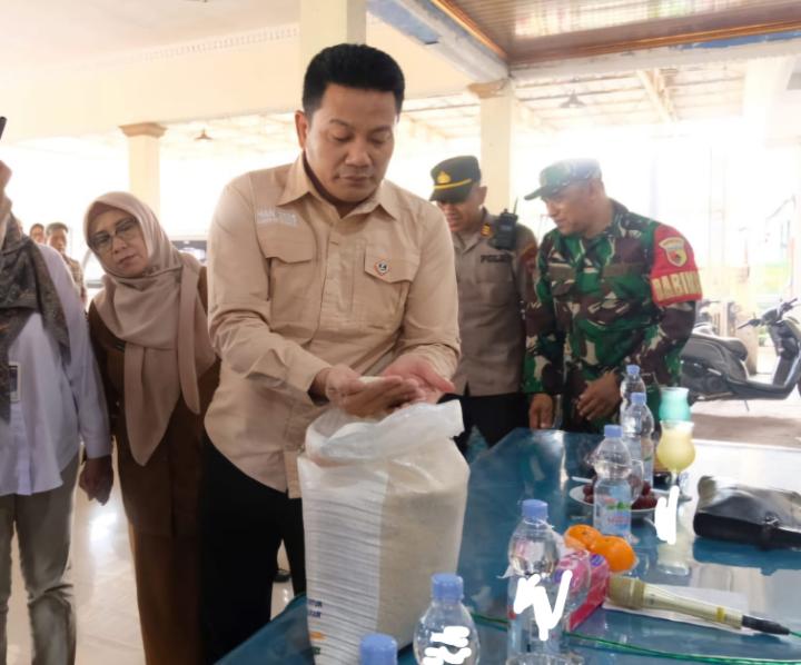 Bupati Subandi pantau penyaluran bantuan beras