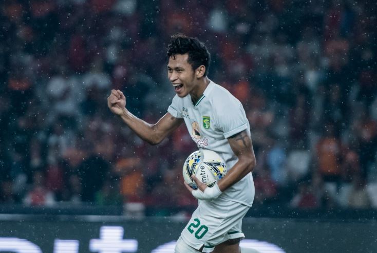 Osvaldo Haay mengenakan jersey PERSEBAYA saat berlaga di ajang resmi. (c) Official Persebaya