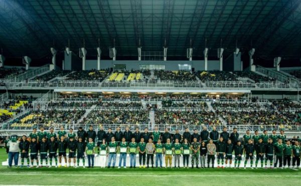 Para pemain Persebaya Surabaya dalam sesi launching skuad musim 2025/2026 di Stadion GBT (Foto : Oficial PERSEBAYA)