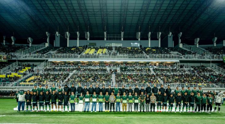 Para pemain Persebaya Surabaya dalam sesi launching skuad musim 2025/2026 di Stadion GBT (Foto : Oficial PERSEBAYA)