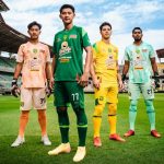 Jersey Persebaya 2025/2026 dengan pola multikultural khas Surabaya.(c) Official PERSEBAYA