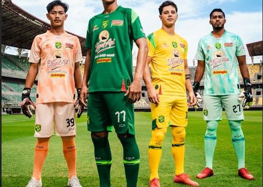 Jersey Persebaya 2025/2026 dengan pola multikultural khas Surabaya.(c) Official PERSEBAYA