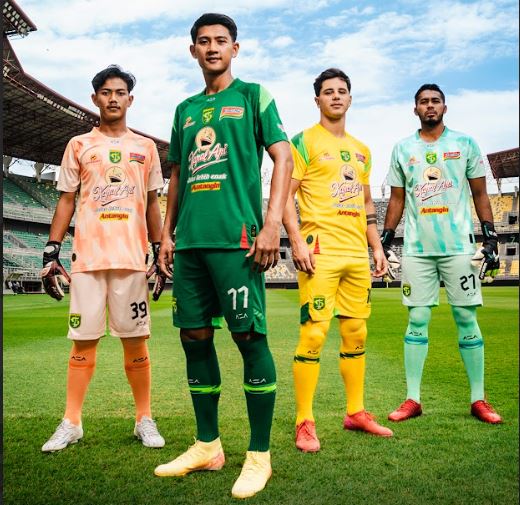 Jersey Persebaya 2025/2026 dengan pola multikultural khas Surabaya.(c) Official PERSEBAYA