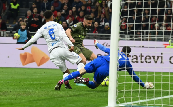 Koni De Winter mengenakan jersey Genoa.(c) Official AC Milan