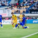 Pemain Persebaya mendapat penjagaan ketat dari pemain Persib Bandung. (c) Media Persebaya