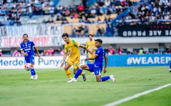 Pemain Persebaya mendapat penjagaan ketat dari pemain Persib Bandung. (c) Media Persebaya