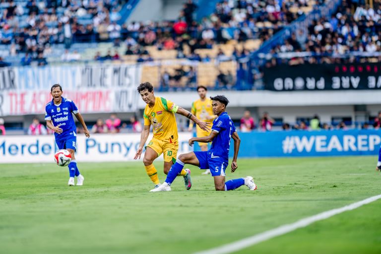 Pemain Persebaya mendapat penjagaan ketat dari pemain Persib Bandung. (c) Media Persebaya