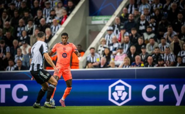 Marcus Rashford Beraksi bersama Barcelona di Liga Champions. (c) Official Barcelona