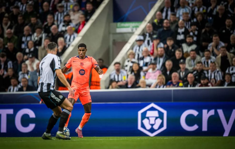 Marcus Rashford Beraksi bersama Barcelona di Liga Champions. (c) Official Barcelona