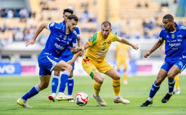 Pemain Persib Bandung Saat Beraksi melawan Persebaya di Stadion GBLA (Photo : Media PERSEBAYA)