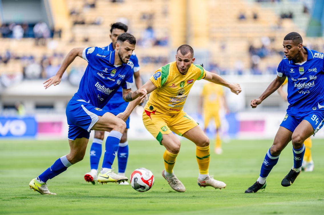 Pemain Persib Bandung Saat Beraksi melawan Persebaya di Stadion GBLA (Photo : Media PERSEBAYA)