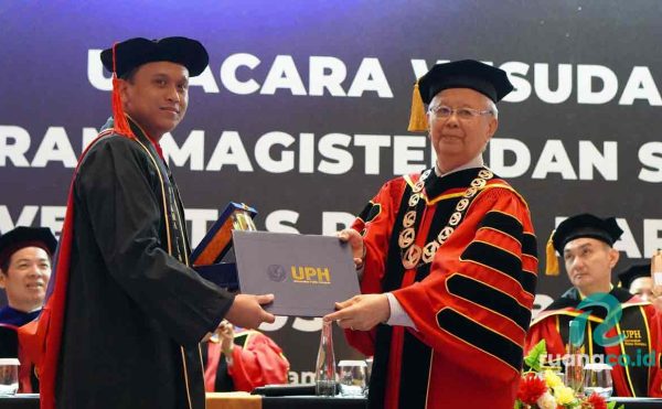 Wisuda UPH Surabaya