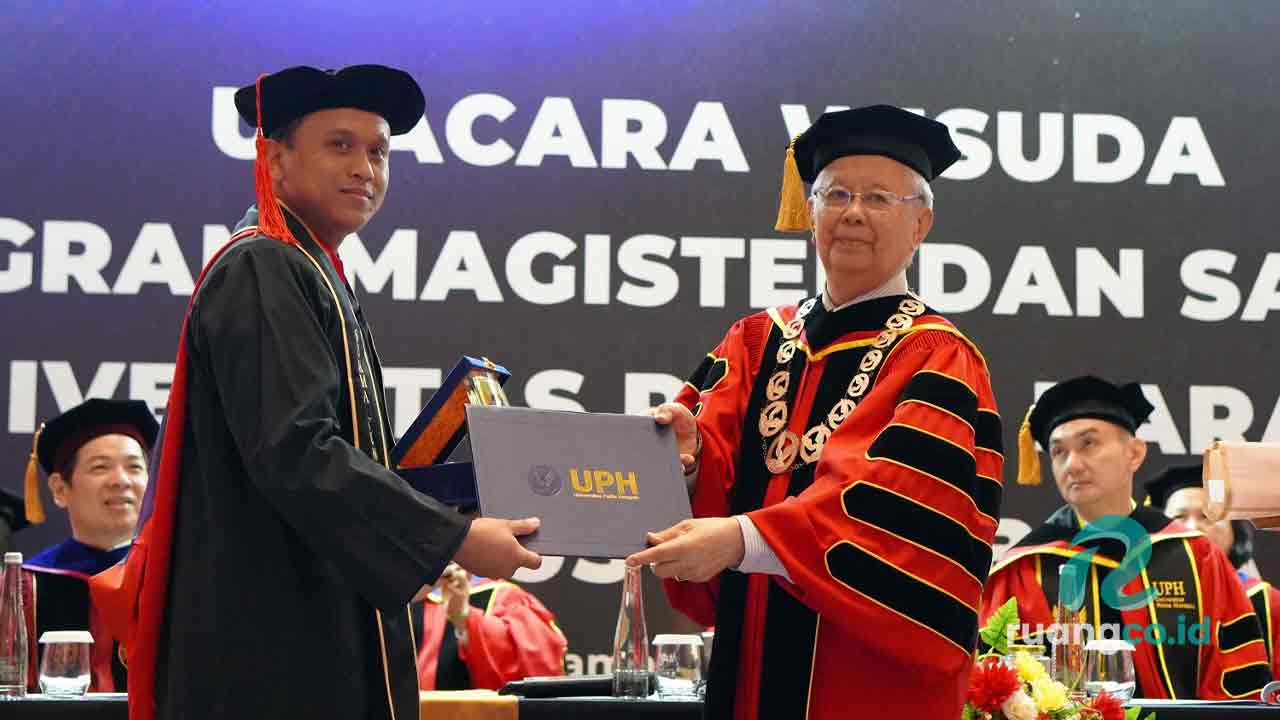 Wisuda UPH Surabaya