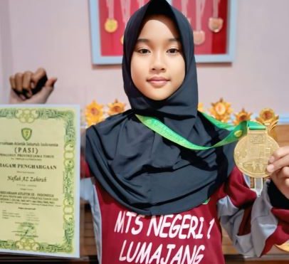 Naflah Az Zahirah Siswi MTsN 1 Lumajang Juara 1 Lari 800 Meter Kejuaraan Atletik Nasional 2025