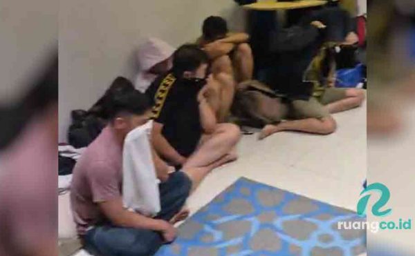 penggerebekan pesta sesama jenis Surabaya