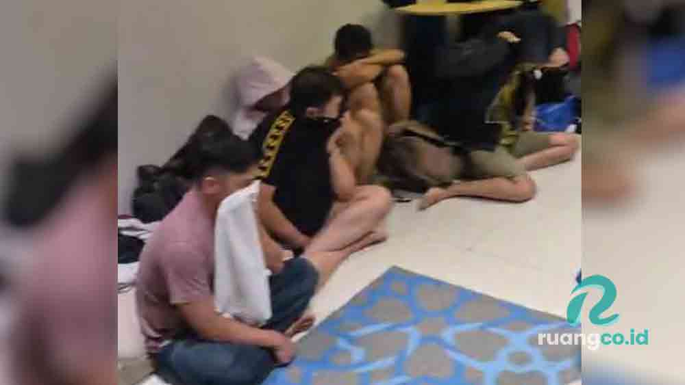 penggerebekan pesta sesama jenis Surabaya