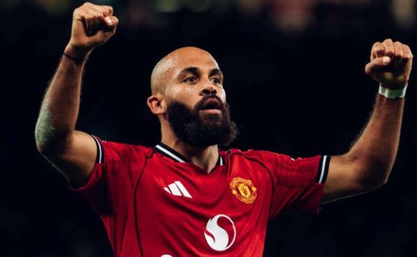 Bryan Mbeumo merayakan gol di Old Trafford saat Manchester United menang 4-2 atas Brighton. (c) Official MaUtd