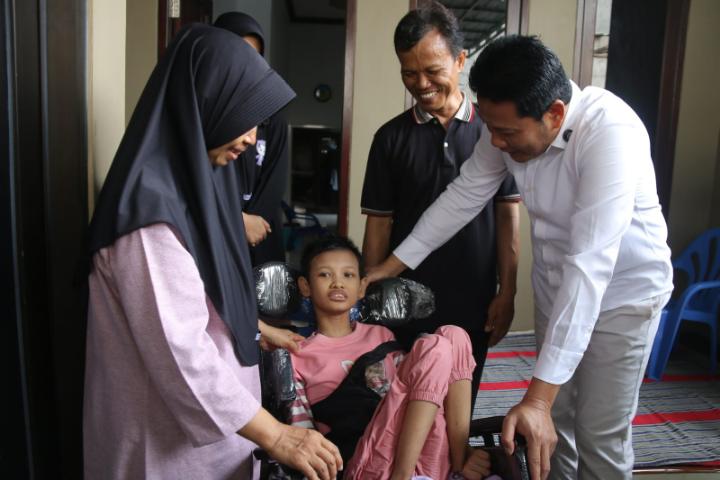 Bantuan Kursi Roda Mishelly