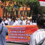 Protes perangkat desa Mojokerto