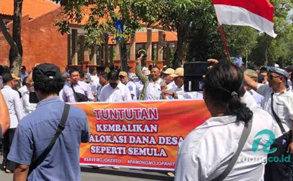 Protes perangkat desa Mojokerto