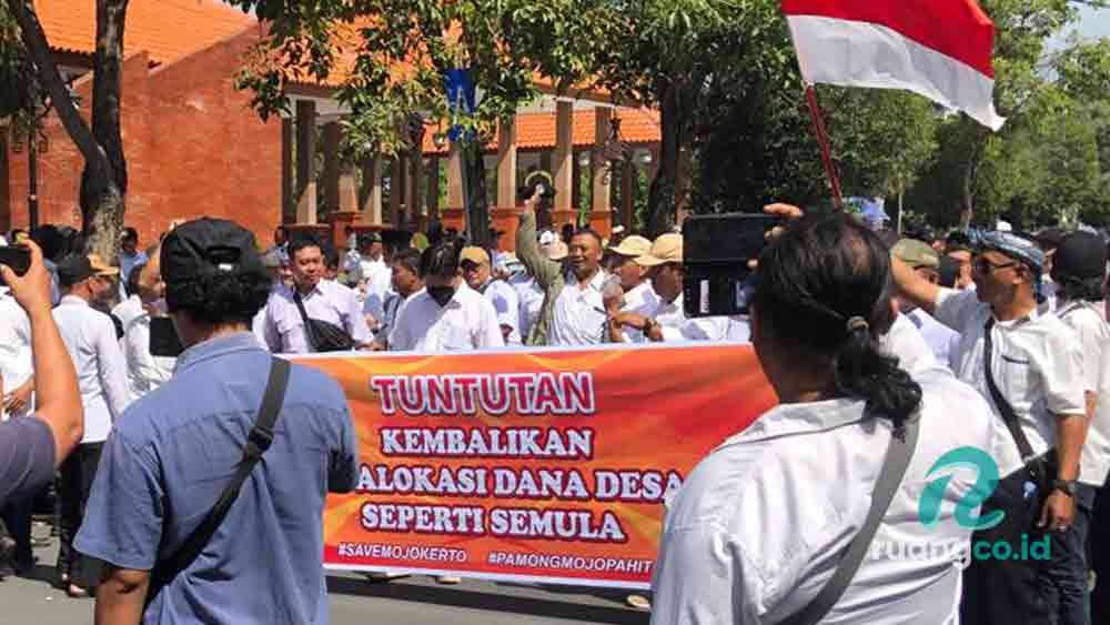 Protes perangkat desa Mojokerto