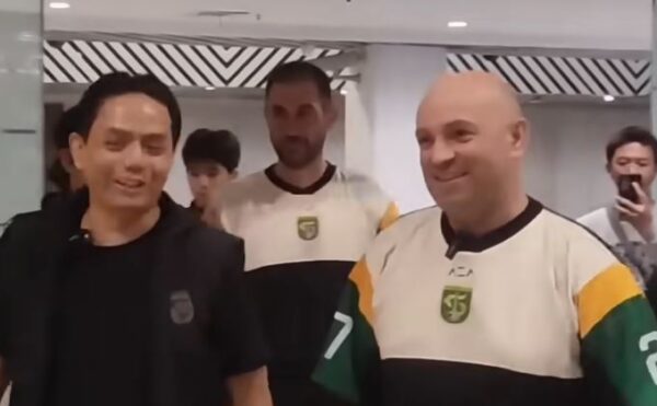 Bernardo Tavares tiba di Bandara Juanda Surabaya bersama Persebaya. (istimewa)