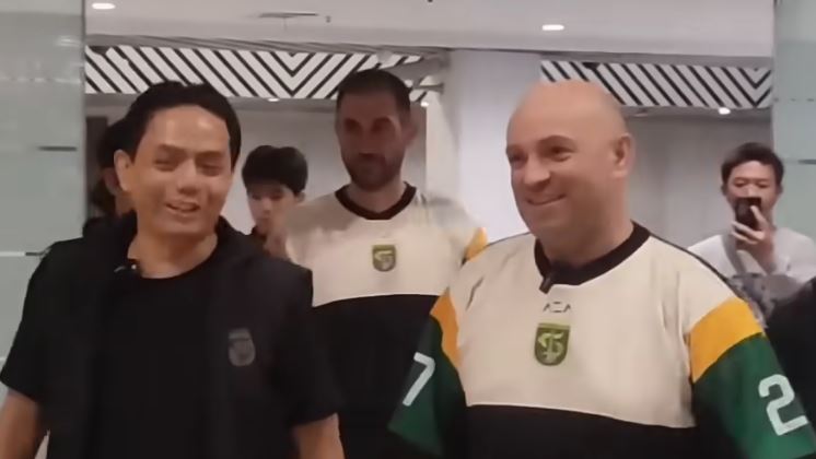 Bernardo Tavares tiba di Bandara Juanda Surabaya bersama Persebaya. (istimewa)