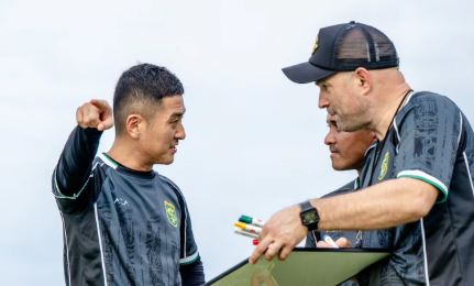 Coach Bernardo Tavares memimpin latihan di Lapangan C Gelora Bung Tomo (Dok. Official Persebaya)