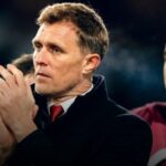 Darren Fletcher memimpin Manchester United saat menghadapi Burnley di Premier League 2025/2026.(c) Official ManUtd