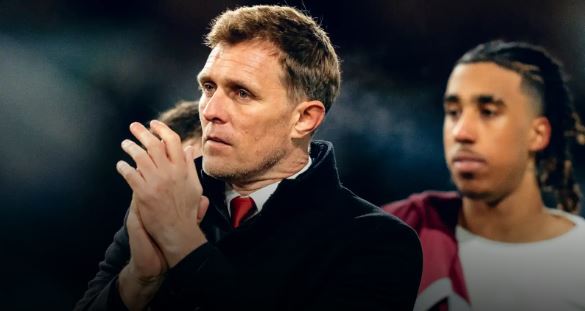 Darren Fletcher memimpin Manchester United saat menghadapi Burnley di Premier League 2025/2026.(c) Official ManUtd