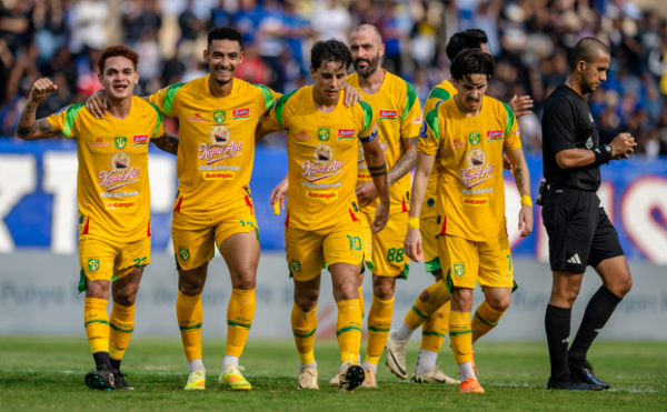 Pemain PERSEBAYA merayakan Kemenangan Saat menghadapi PSIM Yogyakarta. (Dok. Official Persebaya)