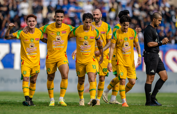 Pemain PERSEBAYA merayakan Kemenangan Saat menghadapi PSIM Yogyakarta. (Dok. Official Persebaya)