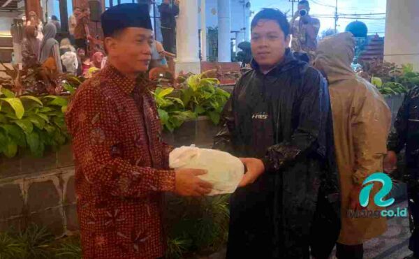 Berbagi Takjil DPRD Jatim