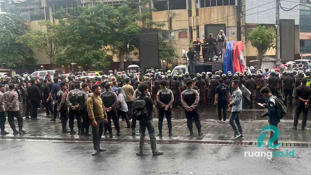 demo buruh PT Pakerin