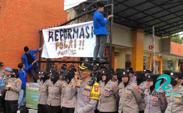 mahasiswa Mojokerto Demo Polres