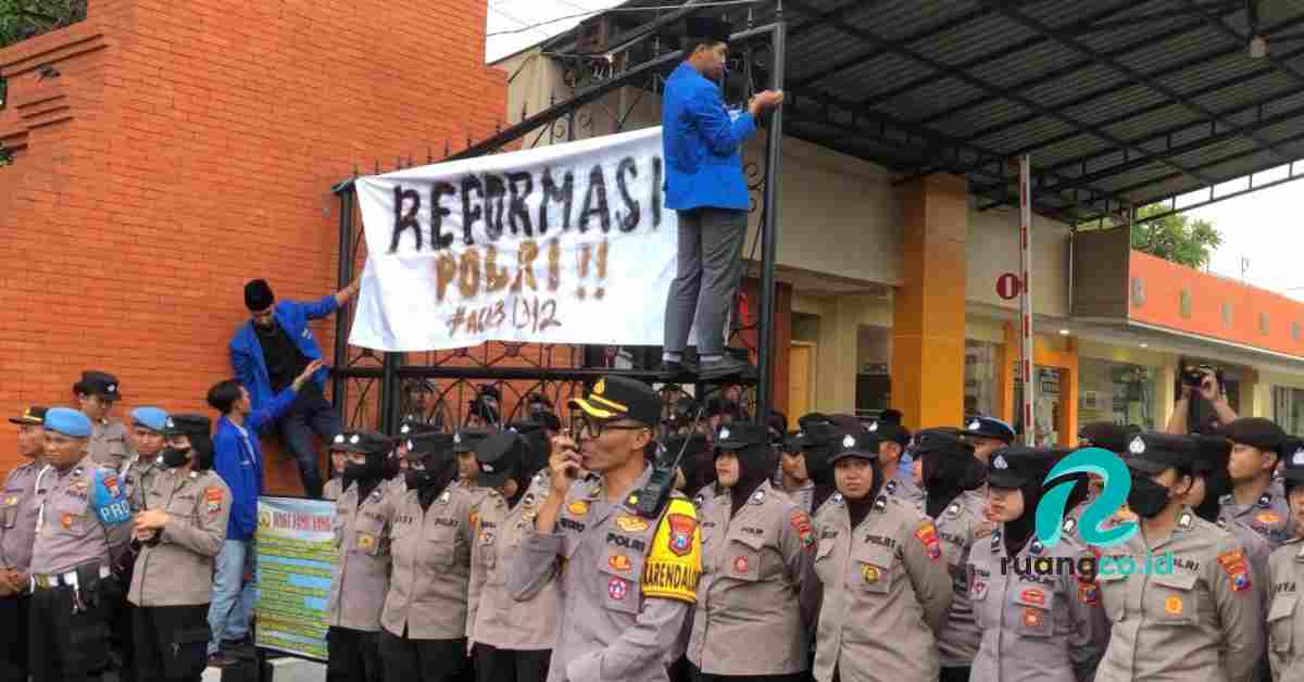 mahasiswa Mojokerto Demo Polres