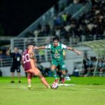 Bruno Moreira melewati hadangan Juan Villa Pemain Borneo FC (Photo by Media Persebaya)