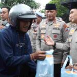 Kapolda Jatim bagikan takjil