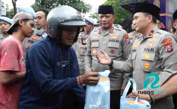Kapolda Jatim bagikan takjil