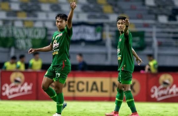 Pemain PERSEBAYA saat Bertanding di Stadion Gelora Bung Tomo (Photo : Official PERSEBAYA)