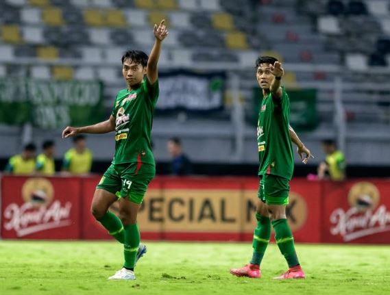 Pemain PERSEBAYA saat Bertanding di Stadion Gelora Bung Tomo (Photo : Official PERSEBAYA)