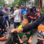 Pendaki U-50 Jatim berbagi takjil