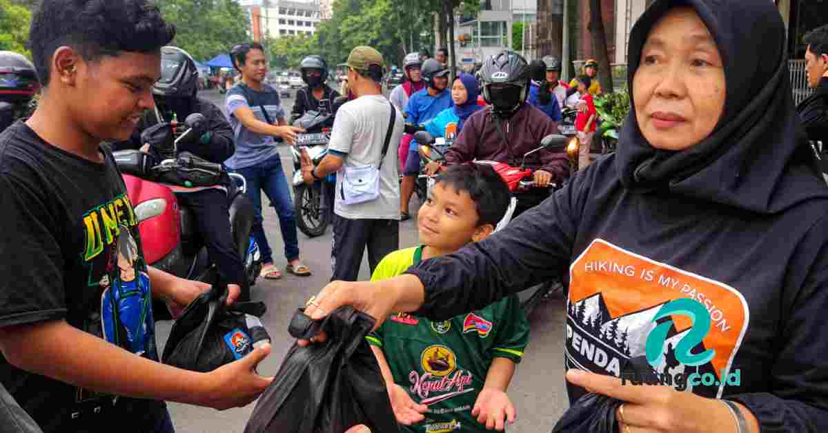 Pendaki U-50 Jatim berbagi takjil