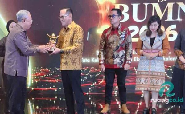 Terminal Petikemas Surabaya raih penghargaan