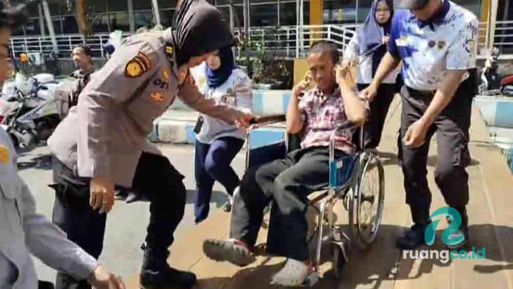 Polwan bantu disabilitas