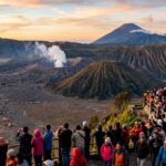 Wisatawan menikmati panorama Gunung Bromo saat liburan di Jawa Timur