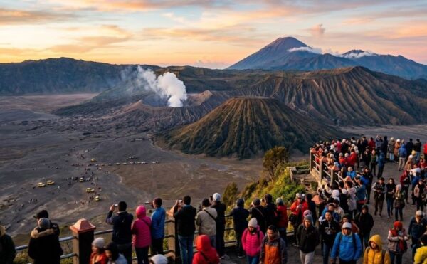 Wisatawan menikmati panorama Gunung Bromo saat liburan di Jawa Timur