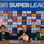 Pelatih Persebaya memberikan Keterangan PERS setelah Laga Melawan PERSIB